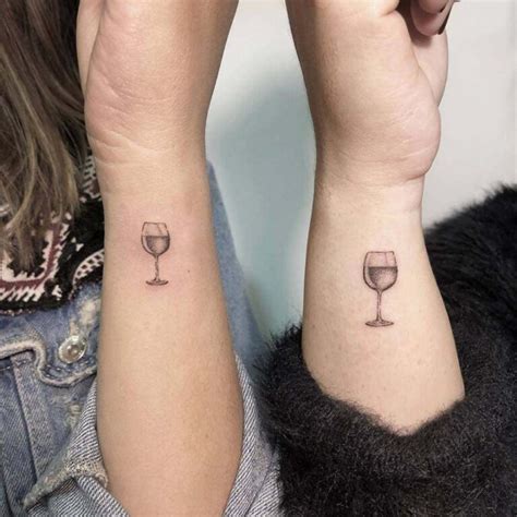 tatuajes de amigas copa de vino|Ideas de tatuajes de copa de vino para amigas